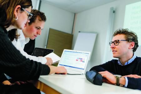 Fach- und Führungskräften an der Schnittstelle von Wissenschaft und Verwaltung bietet die Hochschule Osnabrück zum Wintersemester erstmals den berufsbegleitenden Lehrgang Hochschul- und Wissenschaftsmanagement an, der mit dem DAS – Diploma of Advanced Studies zertifiziert ist / Foto: Hochschule Osnabrück