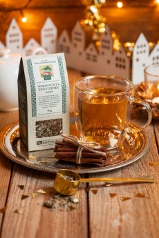 TeeGschwendner_Weihnachtskraeutertee-bringt-den-typischen-Duft-der-Weihnacht-in-die-Tasse.jpg