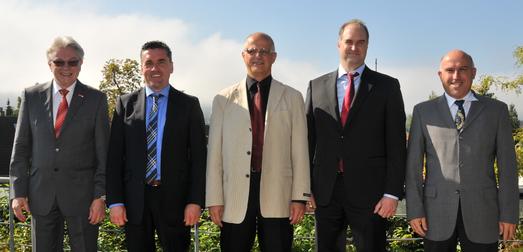 Vizepräsident August Wannenmacher, Steinmetz- und Steinbildhauermeister Paulus Roth, Metallbaumeister Marc Schramm, Metallbaumeister Thomas Laupp und der stellvertretende Hauptgeschäftsführer der Handwerkskammer Reutlingen Rainer Neth (v.l.n.r.)