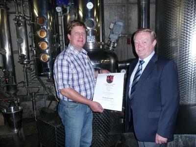 Edelbrenner Jörg Blenz (links) und Bürgermeister Manfred Führ freuen sich über den erneuten Staatsehrenpreis für den Betrieb in Pommern. Text und Foto: Peter Michels, Leiter Wirtschaftsförderung, VGV Treis-Karden