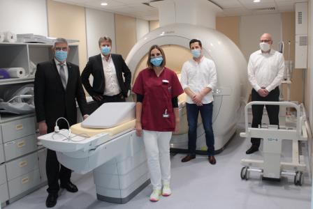 Landrat Manfred Görig (von links), Dr. Jan Mariß, Geschäftsführer und ärztlicher Leiter der Radiologie Nordhessen, Christina Rausch, leitende Medizinisch-Technische Radiologie-Assistentin, Dr. Johannes Rehm, Facharzt für Radiologie von der „Radiologie Nordhessen“ und ärztlicher Leiter der Radiologie am KKA, und Dirk Topnik, Personalleiter der Krankenhausbetriebe am KKA, bei der Übergabe des MRT-Geräts. Foto: Christian Lips/Vogelsbergkreis