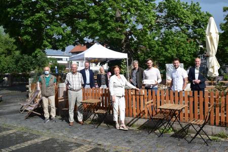 Erster Kreisbeigeordneter Dr. Jens Mischak (CDU, Dritter von rechts) wünscht gemeinsam mit Edwin Schneider (rechts), Vorsitzender des LEADER-Beirats, und Katharina Barth (Vierte von links), Verein Region Vogelsberg, den Projekten viel Erfolg. Elisabeth Hillebrand (vorne), Vorsitzende des Vereins Schlitzer Obst- und Gartenfreunde, nimmt gemeinsam mit Vorstandsmitglied Gerhard Dietz (von links), Heinrich Göbel, stellvertretender Schriftführer, die Förderplakette entgegen. Auch Klaus Scheuer, Schulleiter der Lauterbacher Musikschule sowie Jeremias Rockel und Bastian Fugmann vom Eventquartier Lauterbach bedanken sich für die Förderung. (Foto: Vogelsbergkreis/C.Lips)