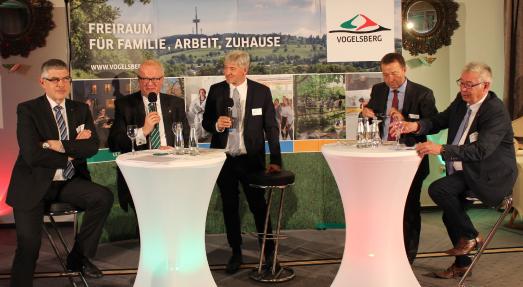 Sehen den Vogelsbergbergkreis auf einem guten Weg: Landrat Manfred Görig, Finanzminister Dr. Thomas Schäfer (links), IHK-Präsident Rainer Schwarz und Kreishandwerksmeister Edwin Giese (rechts) unterstreichen in einer von Dr. Volker Nies (Mitte) moderierten Diskussionsrunde die Vorzüge der Region / Foto: Sabine Galle-Schäfer/Vogelsbergkreis