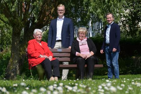 Haben ihr neues Lieblingsplätzchen gefunden: Waltraut Fischer und Renate Hartendorf genießen die neue Parkbank der Sparkasse Bremen im Garten des Stiftungsdorfes Hemelingen (v.l.n.r. Waltraut Fischer, Mieterin, Henry Ponty, Sparkasse Bremen, Renate Hartendorf, Mieterin, Peter Birkholz, Leiter „Wohnen mit Service“ im Stiftungsdorf Hemelingen) / Foto: M. Bahlo / © Sparkasse Bremen