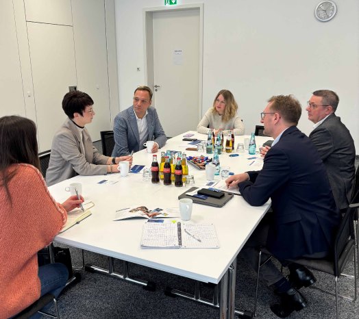 Gruppe am Tisch.jpg