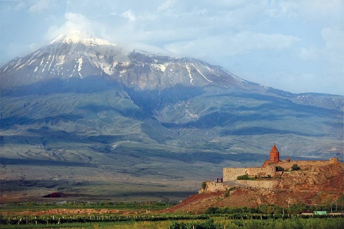 Armenien, Wunderschöne Aussicht auf das Khor-Virap-Kloster klein.jpg