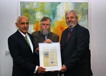 V.l.n.r.: Matthias Schulz-Kleinfeldt, Hauptgeschäftsführer der Industrie- und Handelskammer zu Lübeck, Dipl.-Ing Norbert Endlich, Umweltmanagementbeauftragter der FH Lübeck und Vizepräsident der FH Lübeck Prof. Dr. Joachim Litz bei der Überreichung der EMAS Registrierungsurkunde
