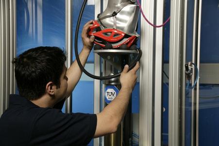 An ihrem Helmprüfstand prüfen die Produkt-Experten von TÜV SÜD in zahlreichen Tests, ob Fahrradhelme den Sicherheitsanforderungen entsprechen (Foto: TÜV SÜD)