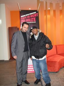 Gürkan Gür (links), Direktor im Mercure Hotel Stuttgart Airport Messe mit R?n?B-Sänger Sisqó