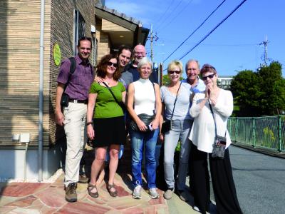 Gruppenfoto der Reiseteilnehmer 2016 vor einem angemieteten Haus in Kyōtō.