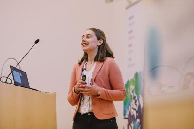 Kathrin Stork, Masterstudentin der Ernst-Abbe-Hochschule, Jena, während der Präsentation ihrer Arbeit beim CooperVision „FORCE Student of the Year“-Finale