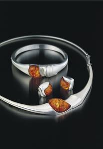 Das letzte Design von Poul Havgaard: Die außergewöhnliche Kette „Two of a Kind“ kombiniert Sterlingsilber mit Bernstein. Collier : Länge 43 cm, 710 Euro/ Armreif, 645 Euro/ Ohrstecker 250 Euro