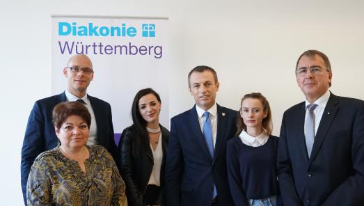(von links): Johannes Miller, Gabriele Hönes, Qendresa Ptqaj, Arbeits- und Sozialminister Skender Reçica, Valmira Krasniqi und Oberkirchenrat Dieter Kaufmann