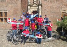 Ome Joop´s Tour 2019 vor dem Kalkarer Rathaus. Von links: Peter Holderberg (Streetworker - Sozialarbeiter der Stadt Kalkar) - Er betreut das Kalkarer Radfahrerteam. Günter Pageler (Stellvertretender Bürgermeister der Stadt Kalkar); Marcel Legerstee (Sohn des Gründers (Ome) Joop Legerstee und Organisator der Tour); Leon Westerhof (Projektmanager der Messe Kalkar); Han Groot Obbink (Geschäftsführer Wunderland Kalkar und Messe Kalkar) und die Teilnehmer(innen) des Kalkarer Radfahrerteams