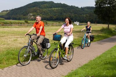 Radfahrer unterwegs am Weser-Radweg