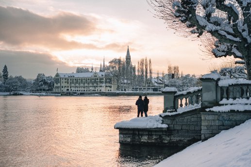 Konstanz-Muenster-Inselhotel-Seestrasse-Sonnenuntergang-Paar-Schnee-Querformat_Winter_Copyr.jpg