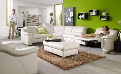 Ein Sofa mit Liegefunktion sowie frei verstellbarer Sitzhöhe und -tiefe kann den Bedürfnissen der ganzen Familie gerecht werden. Bild: AGR/himolla
