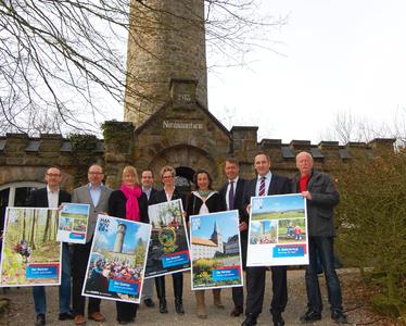 Werben für den Deistertag: Vertreter der Deisterkommunen sowie Hans Christian Nolte, Geschäftsführer der Hannover Marketing und Tourismus GmbH (HMTG). v.li.: Andreas Schröter (Barsinghausen), Thomas Slappa (Bad Münder), Anike Molgedey (Springe), Carsten Finke (Bad Nenndorf), Marianne Kügler (stv. Bürgermeisterin Wennigsen), Amirah Adam (Wennigsen), Hans Christian Nolte (HMTG), Marc Lahmann (Bürgermeister Barsinghausen) und Rainer Krabbe (Barsinghausen). Copyright: Stübing