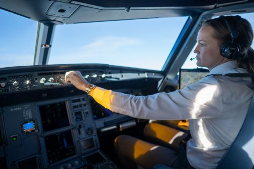 Eurowings_Copilot_Cockpit.jpg