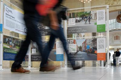 Rundgang durch die Ausstellung am Brill