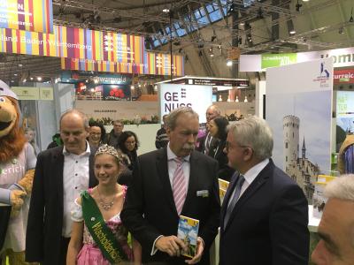 v.l.n.r.: Bürgermeister Uwe Morgenstern, Wacholderkönigin Jasmin Strohm, Geschäftsführer Wolfgang Schütz, Minister Guido Wolf / ©Mythos Schwäbische Alb