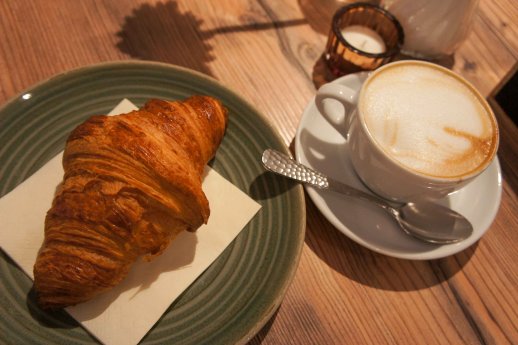Croissant & Café.jpg