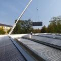 Fast fertig: Montierte MEGA-Kollektoren auf einem Flachdach des Forschungsgewächshauses in Leipzig. Nur noch ein Segment muss an Ort und Stelle gebracht werden.
