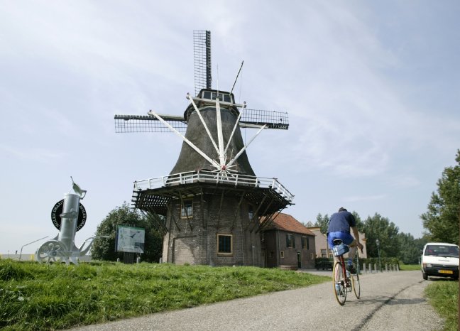 Windmühle mit Radfahrer.jpg