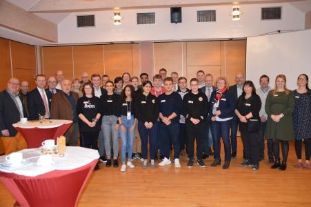 Gut besucht: Mit zahlreichen Politikern konnten die Abgeordneten des Kreisjugendparlaments ins Gespräch kommen / Foto: Vogelsbergkreis