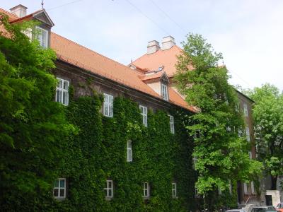 Die wohl älteste Form der „vorgehängten hinterlüfteten Fassade“ ist übrigens die Fassadenbegrünung