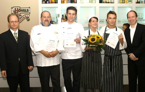 Raphael Sackmann, Obstgroßmarkt Mittelbaden; zweiter Sieger Martin Rall; erster Sieger Matthias Ludwig, Hotel Hyatt, Köln; dritte Siegerin Miriam Schneider, Zur letzten Instanz, Berlin; ganz rechts Chefredakteur Gastrotel, Ralf Lang