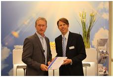 Zertifikatsübergabe auf der Intersolar Europe 2014: Damian Dillon von Hareon Solar links) und Stefan Vitz von TÜV SÜD