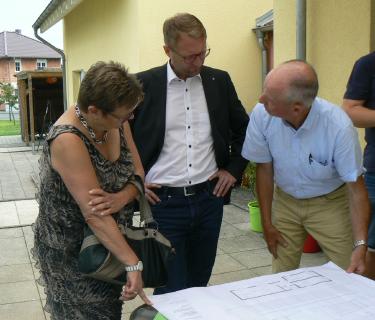 Rolf Schmidt (rechts) informiert Ersten Kreisbeigeordneten Dr. Jens Mischak und Dagmar Scherer, die Leiterin des Vogelsberger Jugendamtes, über den geplanten Neubau in Merlau, der in Modul-Bauweise errichtet und in wenigen Wochen bezugsfertig sein wird. Die Kosten belaufen sich auf rund 240.000 Euro. (Bild: Sabine Galle-Schäfer/Vogelsbergkreis)