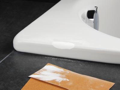 Mit ein bisschen Geschick lässt sich eine Macke an der Wanne selbst ausbessern, Foto: Cramer GmbH