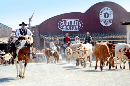In der Westernstadt Pullman City Harz gibt es ein buntes Showprogramm für kleine und große Cowboys und Indianer.