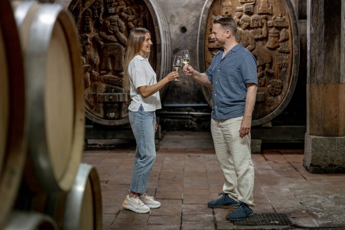 Konstanz-Spitalkellerei-Weinfass-Trinken-Wein-Glas-Paar-04_Copyright_MTK-Leo-Leister.jpg