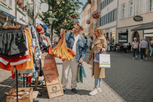 Konstanz-Altstadt-Hussenstrasse-Unikat-Secondhand-Einkaufen-Kleidng-Flowerball-Paar-06_Copy.jpg