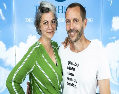 Sterbe-Amme Jennifer Lind und ihr Mann Hendrik Lind sind Pioniere in der Trauerhilfe. Mit TrostHelden finden Trauernde ihren ganz persönlichen Trostpartner. Nach dem Motto "Gleich und Gleich gesellt sich gern" beschreiten sie gemeinsam einen neuen Weg aus der Trauer.