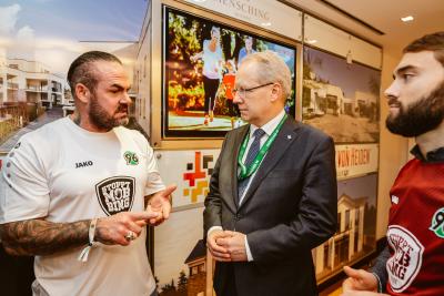 Im Gespräch mit Hannovers Oberbürgermeister Stefan Schostok stellten Dr. Helge Mensching und Carsten Stahl ihr Projekt "Gemeinsam massiv gegen Mobbing" vor