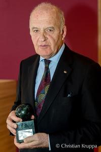 Prof. Götz W. Werner mit der Skulptur »Stein des guten Glücks« / Foto: Christian Kruppa, Berlin
