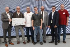 Auf dem Maimarkt war das Handwerk auch im Auftrag der guten Sache unterwegs. Am Ende konnten Bäcker, Schreiner und Inter Versicherungsgruppe einen Scheck in Höhe von 10.000,- Euro an das Kinderhospiz Sterntaler überreichen. Das Bild zeigt von links: Steffen Haug, Obermeister der Schreiner-Innung Region Mannheim, Anthony Foskett, Vorstandsvorsitzender Förderverein Kinderhospiz Sterntaler, Peter Schlär, Obermeister der Bäcker-Innung Neckar-Odenwald, Christian Schnabel, Obermeister der Bäckerinnung Mannheim Stadt und Land, Vorstandsmitglied Michael Schillinger und den Leiter Kompetenzcenter Alexander Verwiebe von der Inter Versicherungsgruppe sowie Steffen Eder, stellvertretender Obermeister der Schreiner-Innung Region Mannheim