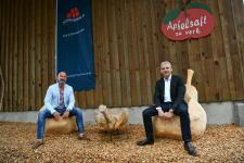 Staatssekretär Dr. Patrick Rapp (rechts) und STG-Geschäftsführer Hansjörg Mair auf dem Lunzenhof ( Copyright: © Leif Piechowski/LICHTGUT)