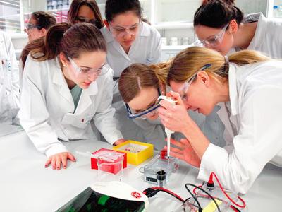 Straubing – Im Wissenschaftszentrum Straubing sind Forscher auf der Suche nach den Rohstoffen von morgen. Das Hauptziel: Erdöl langfristig überflüssig zu machen (Foto: obx-news)