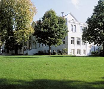 Auch in diesem Jahr erwartet man im Kurpark zwischen dem Kurhaus (Foto) und dem avendi Hotel Bad Honnef die leuchtende Krokusblüte auf den Grünflächen / Urheber: Task