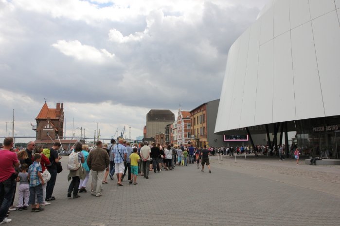 besucherschlange_Ozeaneum_deutsches_Meeresmuseum.jpg