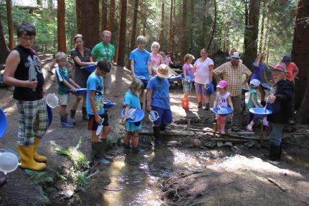 Der Handel mit Gold verband im Mittelalter Ostbayern und Böhmen. Was die Goldgewinnung anbelangte, war Ostbayern damals zusammen mit Böhmen vielbeachtetes Zentrum der Goldgewinnung. In Oberviechtach können Urlauber heute selbst Gold waschen / Foto: obx-news/ Tourist-Information Oberviechtach