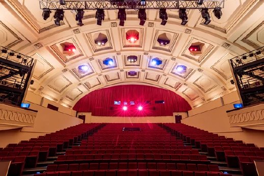 saal_mukotom_schulze.jpg__600x600_subject_location-548%2C363_subsampling-2_upscale.webp