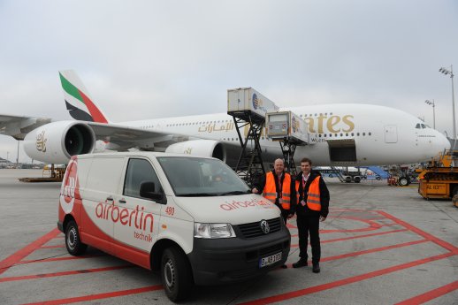 airberlin Techniker warten Emirates Airbus A380.jpg