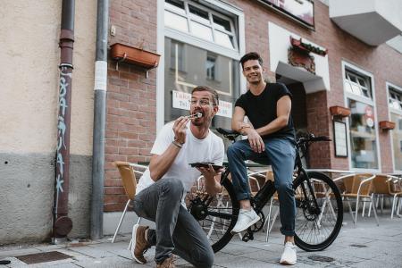 Die Gründer von SUSHI Bikes: Joko Winterscheidt und Andy Weinzierl (v. l. n. r.)