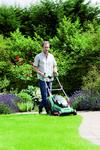 Mowing the lawn with the AGR-tested Rotak electric mower by Bosch: easy and back-friendly thanks to the ergonomic design. Picture: AGR/Bosch